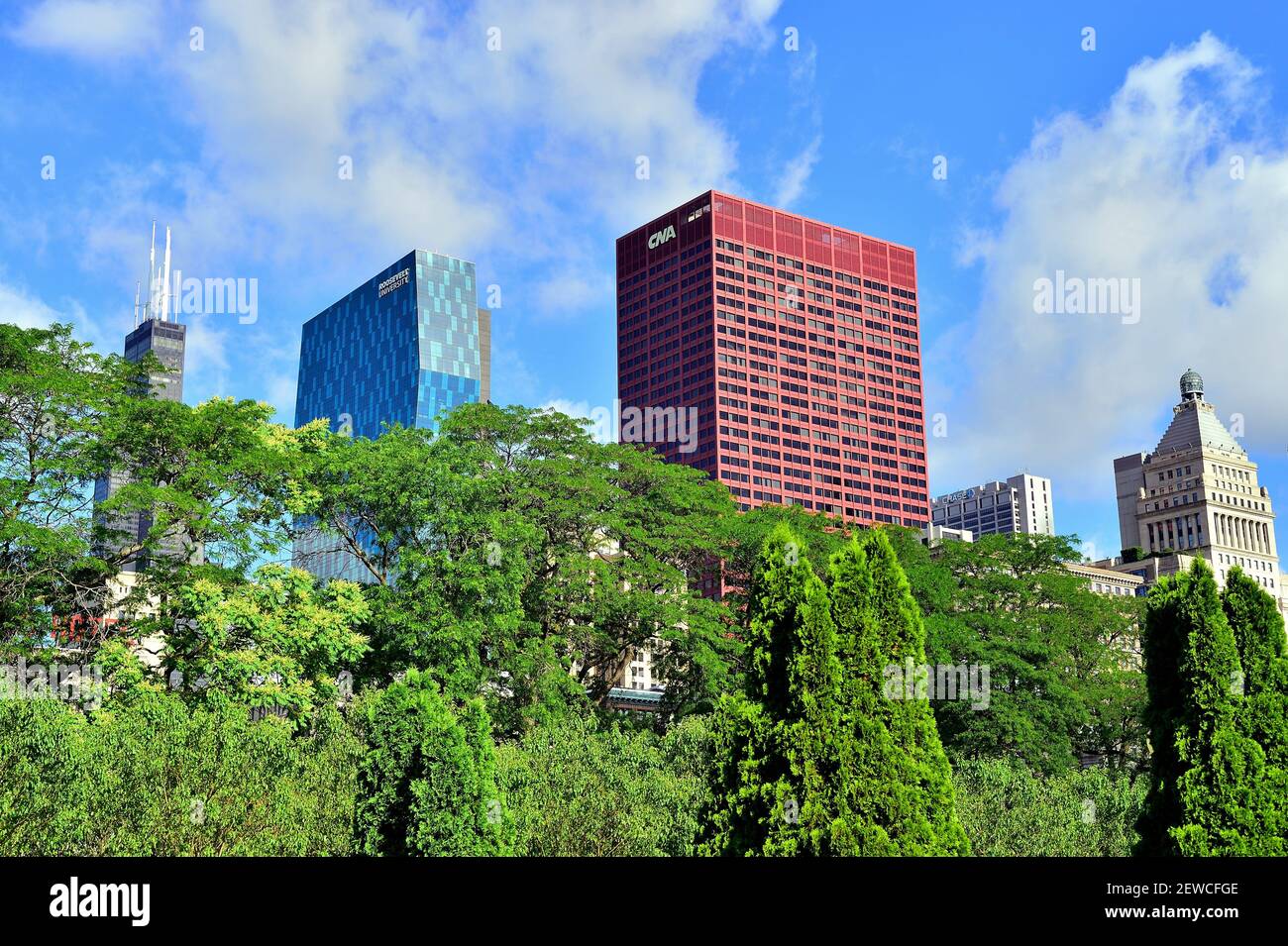 Chicago, Illinois, États-Unis. Deux éléments colorés contribuent à définir l'horizon de l'avenue Michigan du sud de Chicago. Banque D'Images