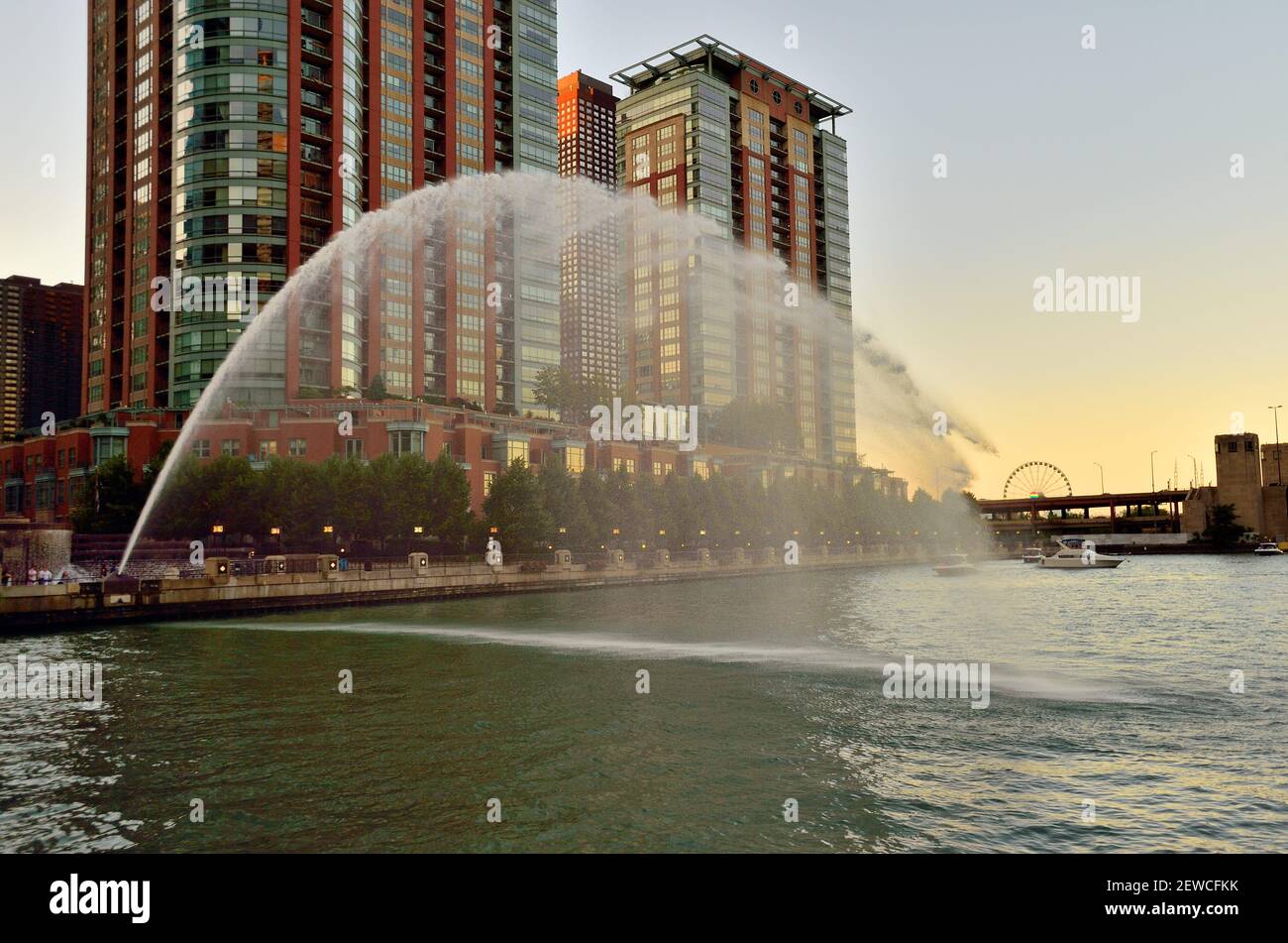 Chicago, Illinois, États-Unis. L'eau traverse la rivière Chicago depuis la fontaine Centennial près de l'endroit où la rivière rejoint le lac Michigan. Banque D'Images