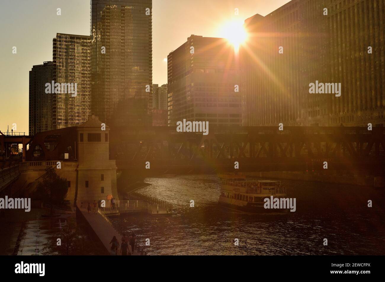 Chicago, Illinois, États-Unis. Le soleil couchant dans le processus de tomber sous le magasin de marchandises au-dessus de la rivière Chicago et le pont de la rue Wells. Banque D'Images