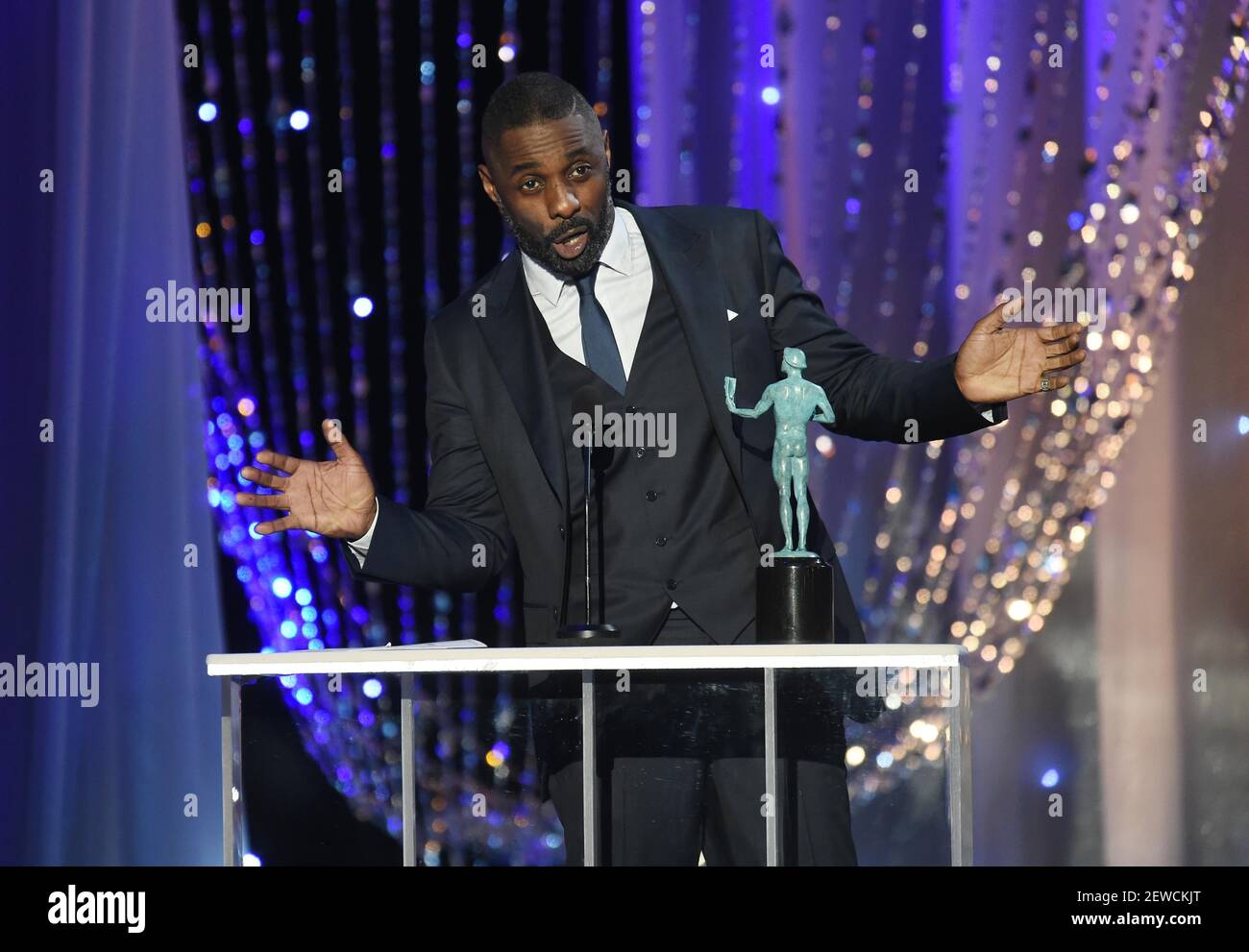 Screen Actors Guild Award Du Meilleur Acteur Idris Elba reçoit le prix du meilleur acteur masculin dans un film télévisé  ou une série de minisères pour son rôle dans Luther lors de la 22e édition  annuelle des Screen Actors