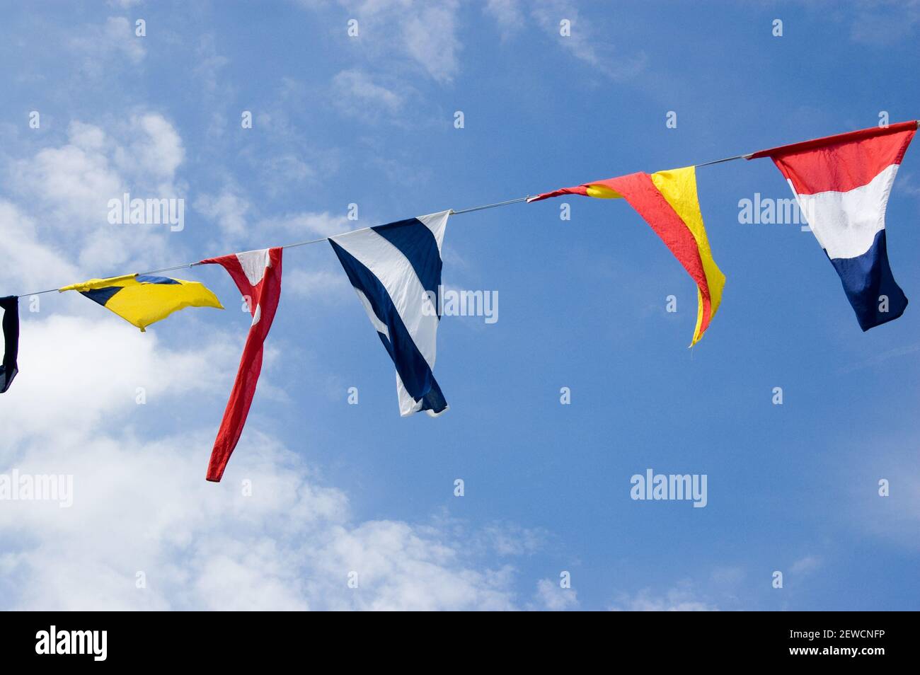 Drapeaux de la marine qui flottent au soleil. Banque D'Images