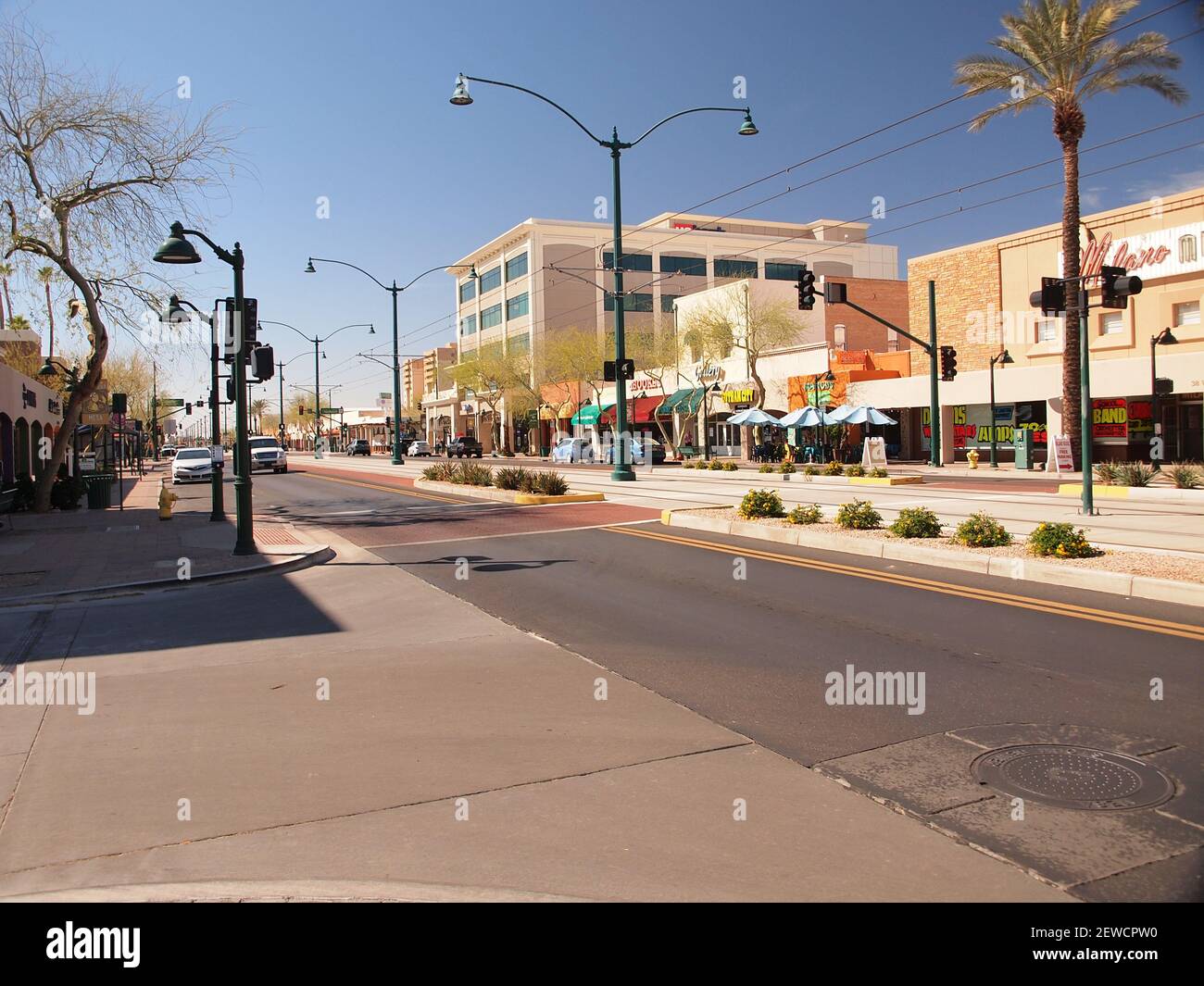 Mesa, Arizona centre-ville montrant le développement moderne et le système de rail léger. Mesa est une ville propre et animée, juste à l'est de Phoenix, dans le sud-ouest américain. Banque D'Images