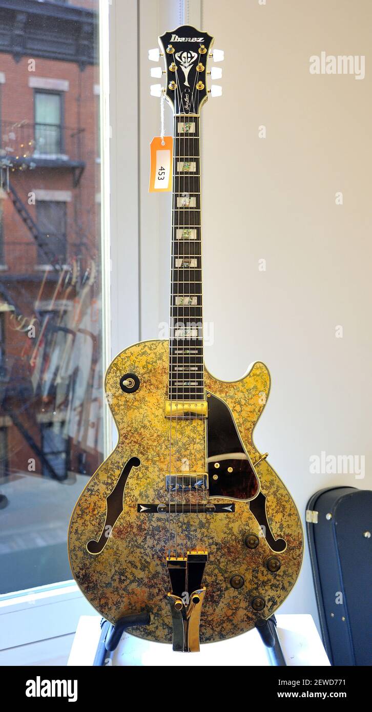 Ibanez George Benson GB30 équipe J Craft 'Kimono' guitare électrique  protoype appartenant au musicien George Benson exposé à Guitars à l'Auction  de Guernesey's à New York, NY, le 26 février 2016. (Photo