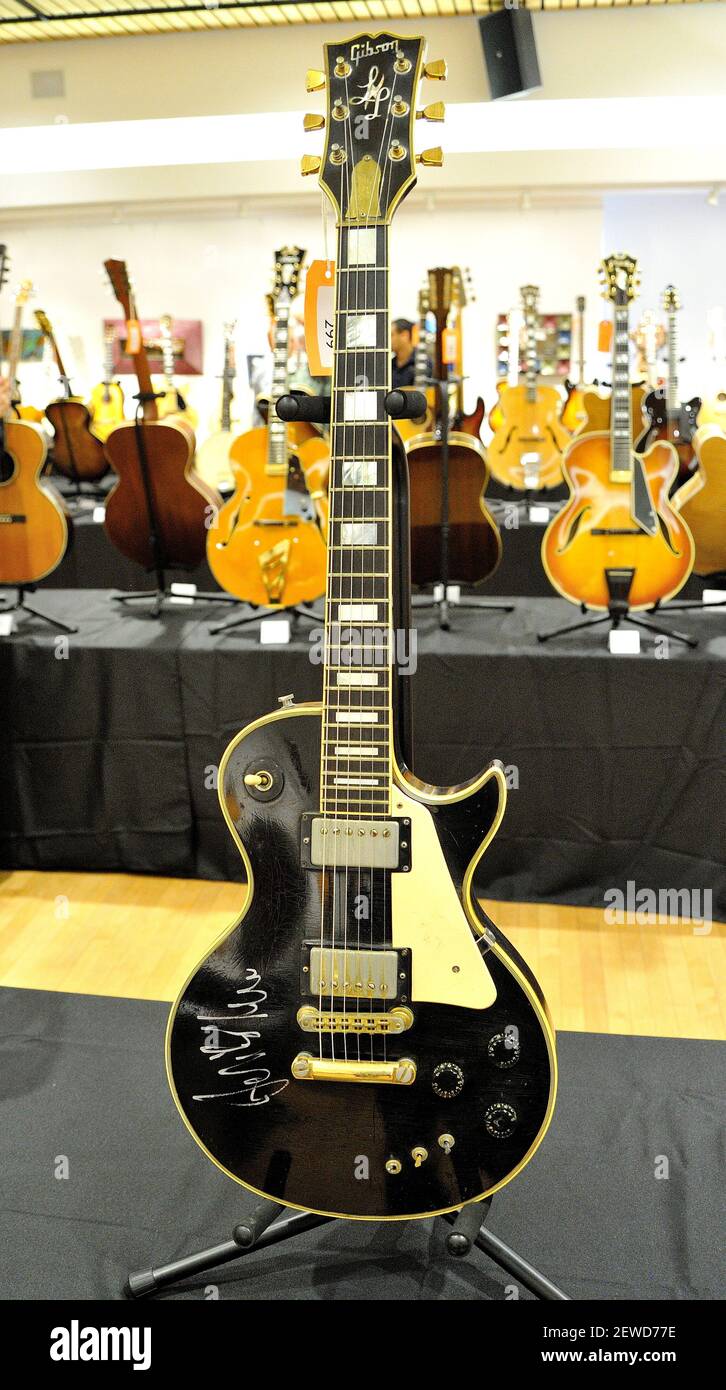 Gibson les Paul guitare électrique personnalisée appartenant au guitariste  John Paul Jones de LED Zeppelin exposé à Guitars à l'Auction par  Guernesey's à New York, NY, le 26 février 2016. (Photo de