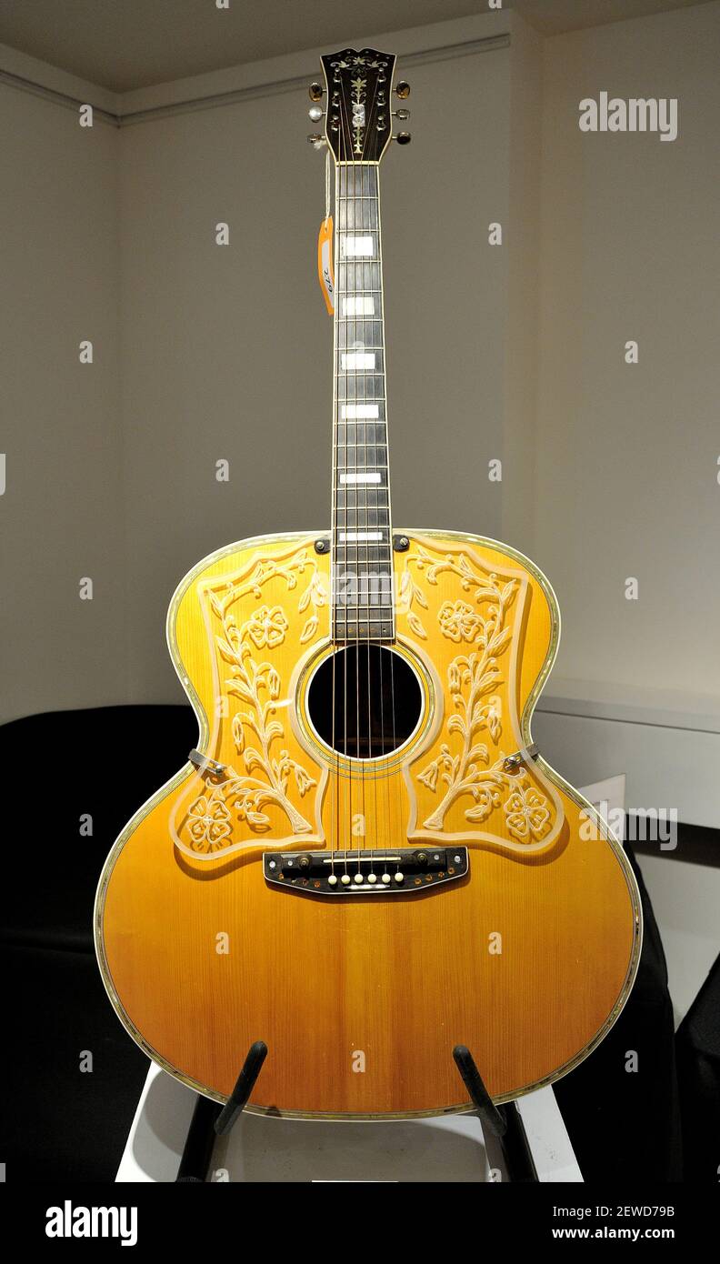 Guitare Super-Jumbo Euphonon (c. 1939) propriété du musiican Django  Reinhardt exposé à Guitars à la vente aux enchères par Guernesey's à New  York, NY, le 26 février 2016. (Photo de Stephen Smith) ***