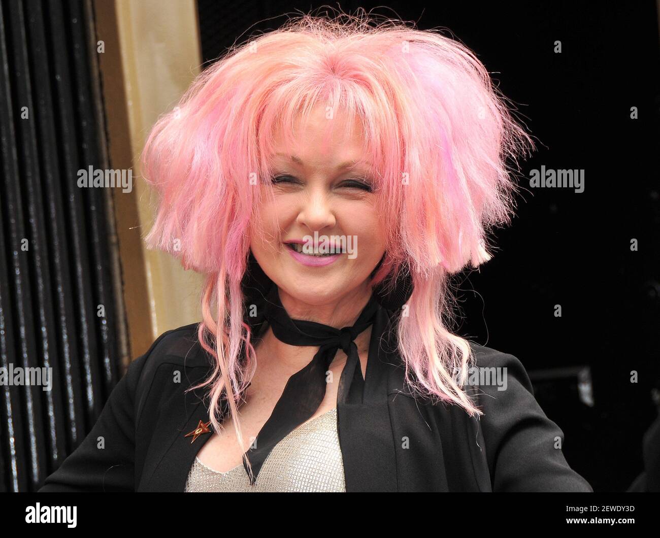 Cyndi Lauper au Cyndi Lauper et Harvey Fierstein honorés par la cérémonie du double étoile sur le Hollywood Walk of Fame qui a eu lieu devant la pièce Frolic à Hollywood, aux États-Unis. Banque D'Images