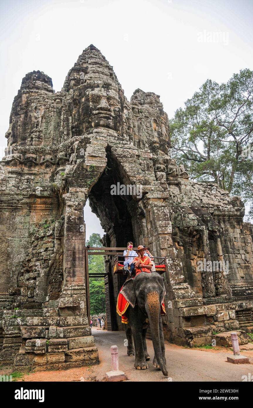Angkor, Cambodge - 27 mars 2011. Les touristes qui voyagent à dos d'éléphant passent par la porte sud d'Angkor Thom. Banque D'Images