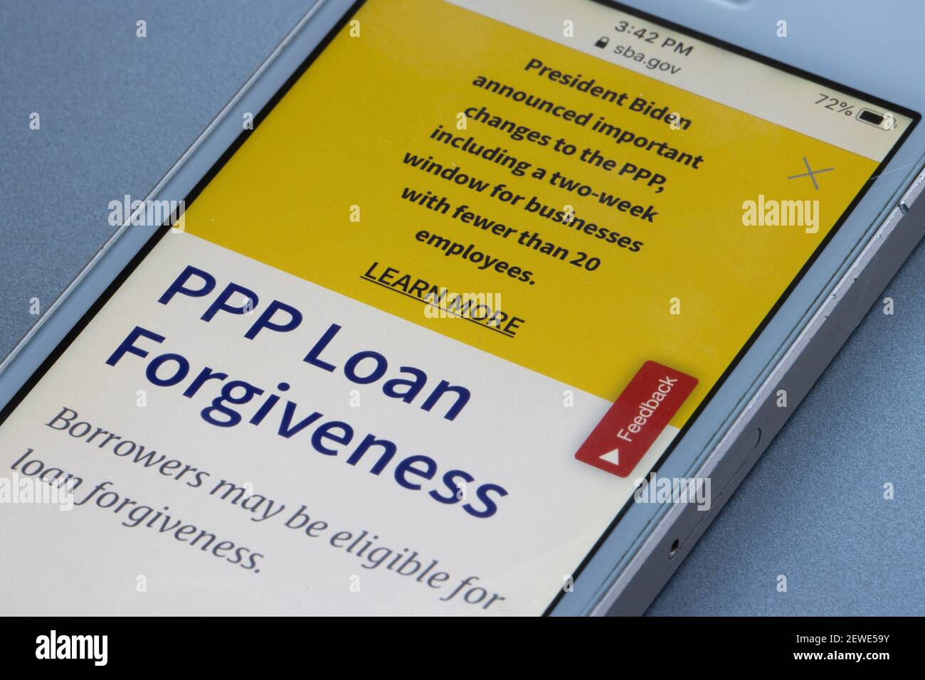 La page de remise des prêts PPP du site Web de l'administration américaine des petites entreprises est affichée sur un téléphone le lundi 1er mars 2021. Banque D'Images