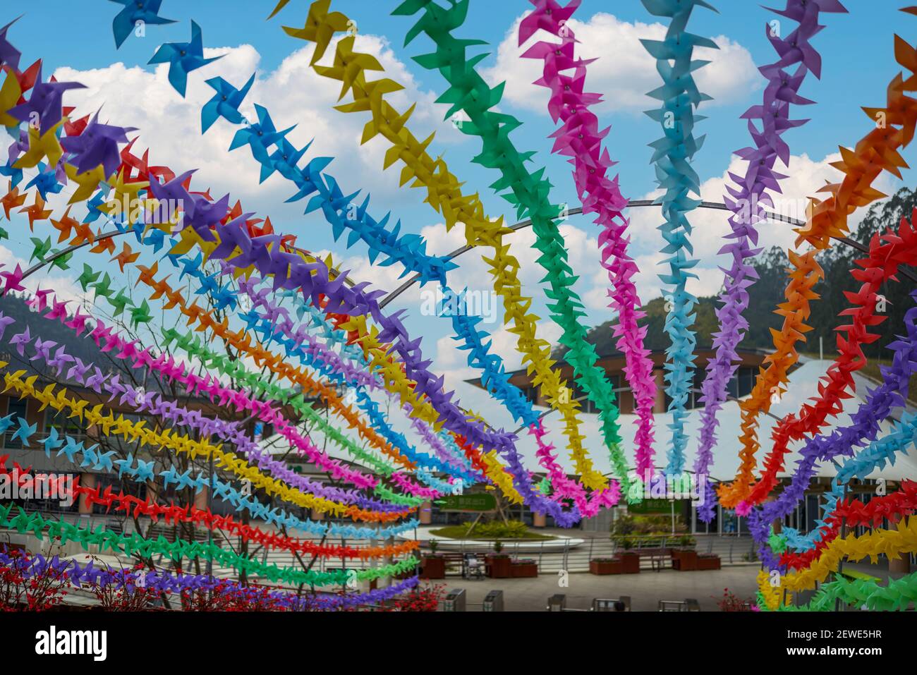 Jouet en plastique coloré petit moulin à vent gros plan Banque D'Images
