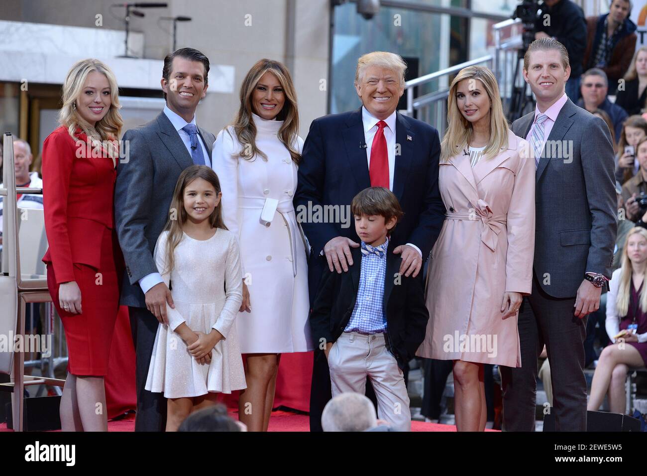 G-D) le candidat républicain à la présidence Donald Trump (cravate rouge)  pose avec des membres de sa famille (l-r) fille Tiffany Trump, fils Donald  Trump Jr., petite-fille Kai Trump, épouse Melania Trump,
