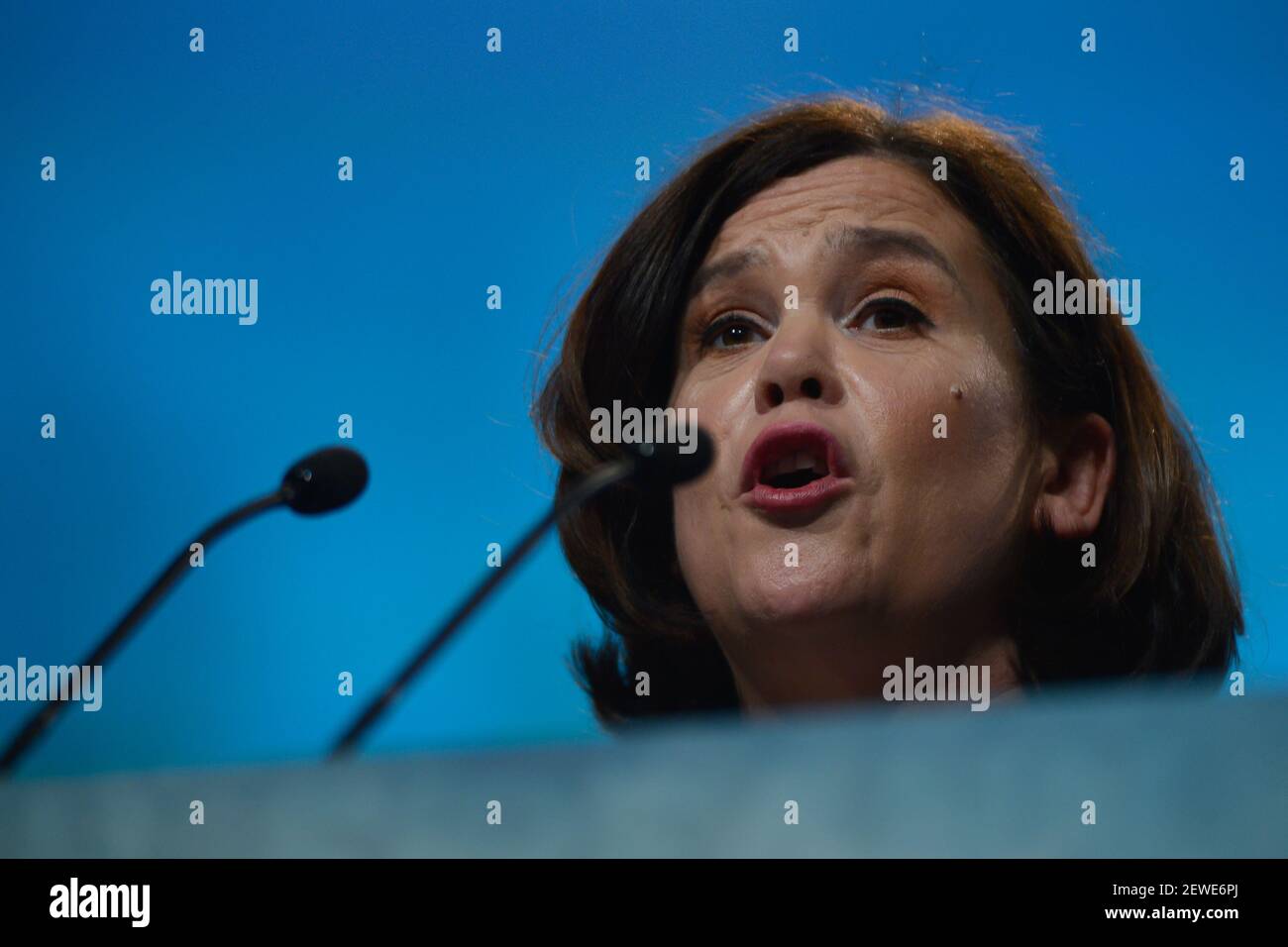 La dirigeante adjointe du parti, Mary Lou McDonald, au Sinn Fein ARD Fheis 2016 qui se met en route ce soir au Centre des congrès de Dublin avec environ 2,000 délégués répartis sur plus de 100 motions au cours des deux prochains jours, y compris des sujets comme le Centenaire 1916 et l'unité irlandaise, les réalisations du processus de paix et le défi permanent de la réconciliation, des redevances de santé et d'eau. Dublin, Irlande, le vendredi 22 avril 2016. *** Veuillez utiliser le crédit du champ de crédit *** Banque D'Images
