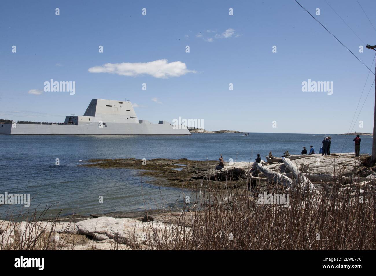 Le futur destroyer guidé-millilé USS Zumwalt (DDG 1000) quitte Bath (Maine) pour mener des essais d'acceptation avec le Conseil d'inspection et d'arpentage de la Marine (INSERV). Acceptation les essais sont la dernière étape importante de la construction navale avant la livraison du navire à la Marine américaine, qui est prévue pour le mois prochain. En cours de route, bon nombre des systèmes et technologies clés du navire, y compris la navigation, l'aptitude à la propulsion, les systèmes auxiliaires, l'habitabilité, la protection contre les incendies, Et les capacités de contrôle des dommages seront démontrées pour s'assurer qu'elles répondent aux exigences de la Marine. (Photo par U.S. Navy) 160420-N-YE57 Banque D'Images