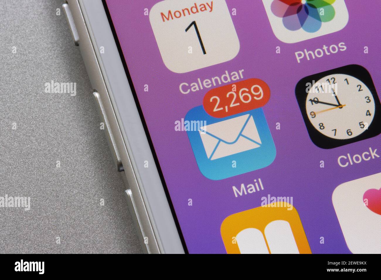 L'application Mail iOS d'un iPhone affiche 2269 e-mails non lus le lundi 1er mars 2021. Banque D'Images