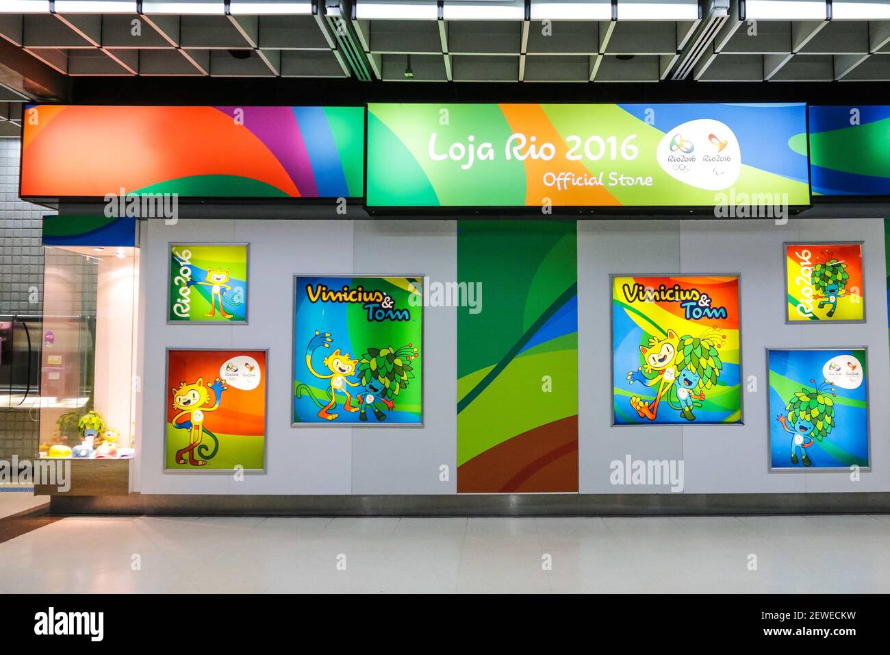 Maillots et marchandises en vente au magasin officiel des Jeux Olympiques et Paralympiques Rio 2016 à l'aéroport international de Guarulhos au Brésil le 2 mai 2016. Les magasins font partie du réseau Dufry sont présents à Cumbica, Congonhas (SP), Santos Dumont et Galeão (RJ). Il existe plusieurs produits comme marionnettes des mascottes Tom et Vinicius, t-shirts, pantoufles, porte-clés, carnets, mugs, casquettes et autres. Tous les produits sous licence. Banque D'Images