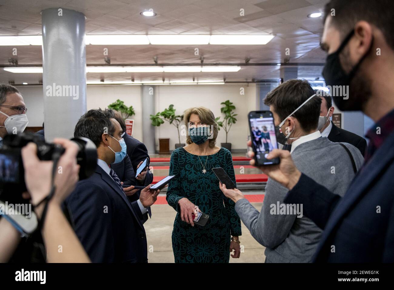 La sénatrice des États-Unis Lisa Murkowski (républicaine de l'Alaska) parle avec des journalistes lorsqu'elle passe par le métro du Sénat après un vote au Capitole des États-Unis à Washington, DC, USA, le mardi 2 mars, 2021. Photo de Rod Lamkey/CNP/ABACAPRESS.COM Banque D'Images