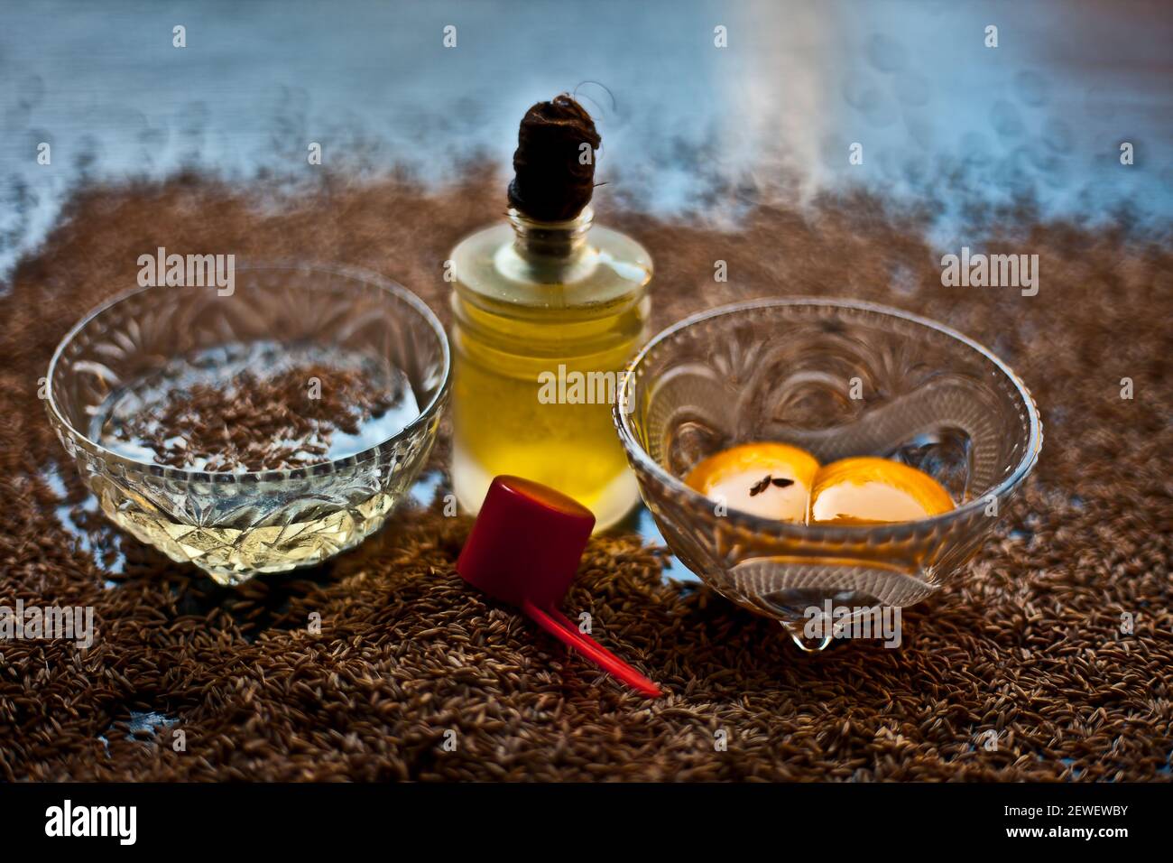 Masque de cheveux pour cheveux longs et sains composés de graines de cumin ou de zéera ou de jeera avec un peu de jaune d'œuf cru, de l'eau et un peu d'huile d'olive sur une couleur brune Banque D'Images