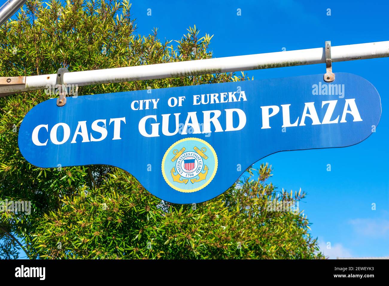 Panneau Coast Guard Plaza avec un petit sceau de la Garde côtière des États-Unis. - Eureka, Californie, États-Unis - 2021 Banque D'Images