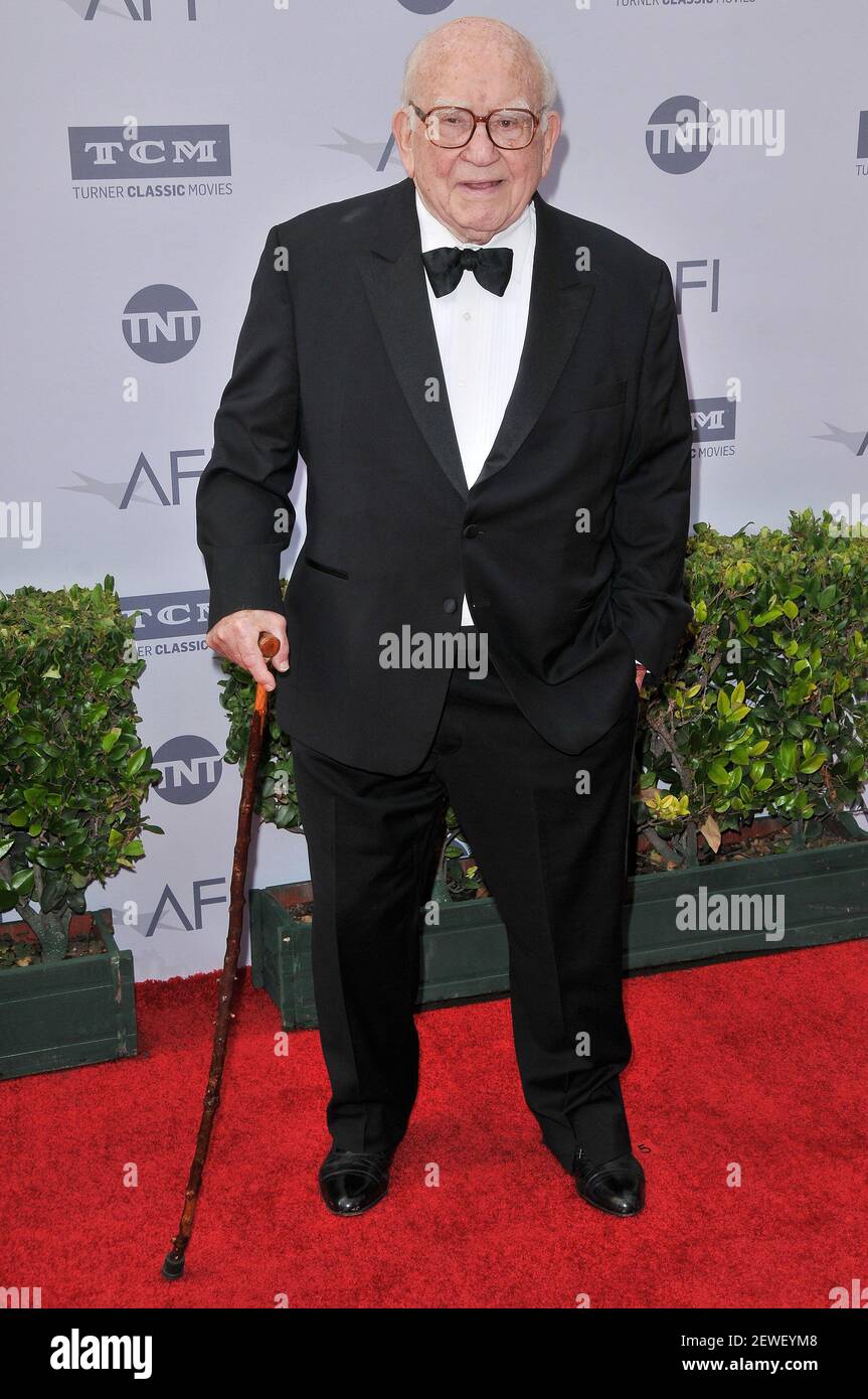 Ed Asner arrive au 44e Gala du Prix de la réalisation de la vie de l'American film Institute hommage à John Williams qui s'est tenu au Dolby Theatre à Hollywood, CA, le jeudi 9 juin 2016. (Photo de la Sathanlee B. Mirador) *** Veuillez utiliser le crédit du champ de crédit *** Banque D'Images