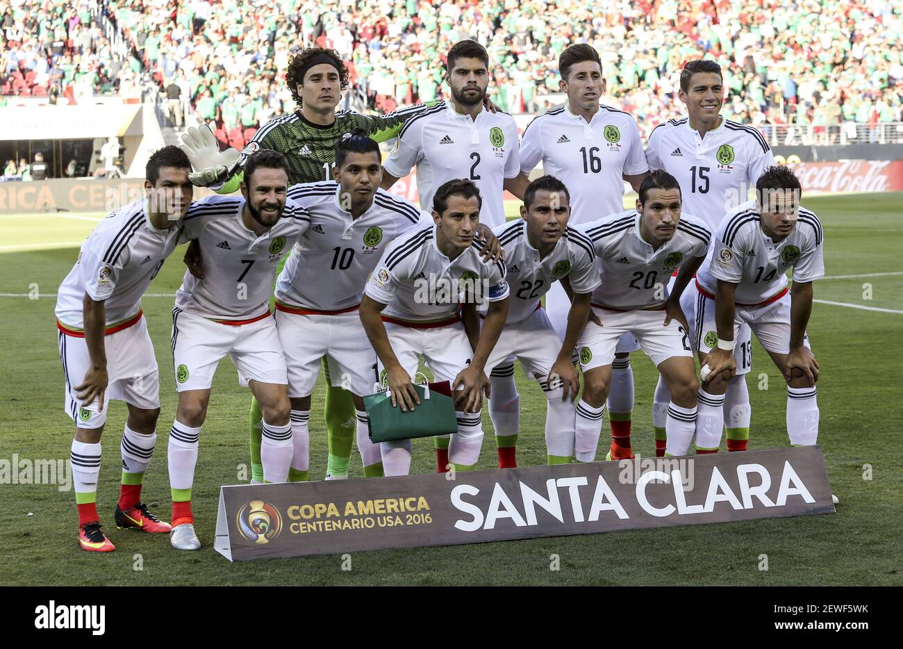 US-SANTA CLARA-SOCCER-COPA AMERICA-QUARTERFINAL- MEXIQUE vs CHILI Santa Clara, 19 juin 2016 (Xinhua)—photo d’équipe du Mexique lors du match de quart-finale du tournoi de football de Copa America 2016 entre le Mexique et le Chili au stade Levi’s à Santa Clara, Californie, États-Unis, 18 juin 2016. Le Chili a gagné 7-0.?Xinhua/Zhao Hanrong? (Photo de Xinhua/Sipa USA) Banque D'Images