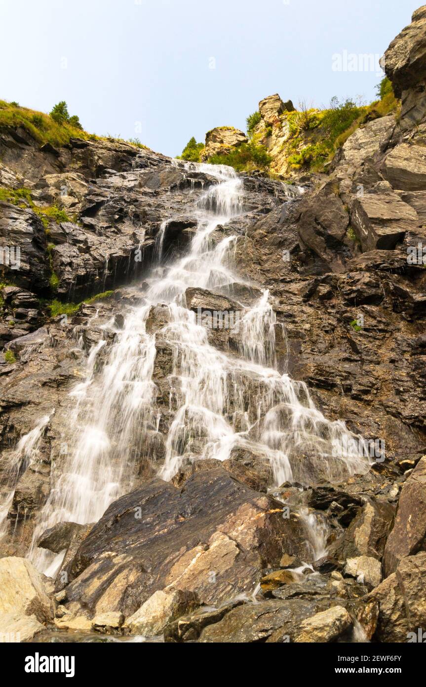 Visite d'été à la cascade de Balea en Roumanie Banque D'Images