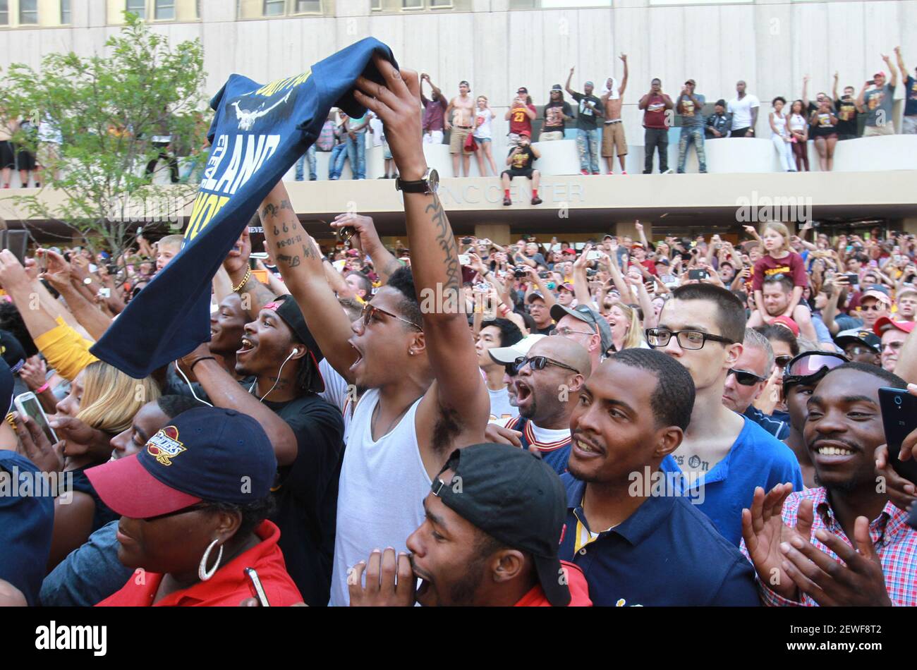 Les fans des Cleveland Cavaliers applaudissent lorsque LeBron James passe le long d'Euclid Avenue à Cleveland, lors de la célébration du championnat NBA de l'équipe, le mercredi 22 juin 2016. Banque D'Images