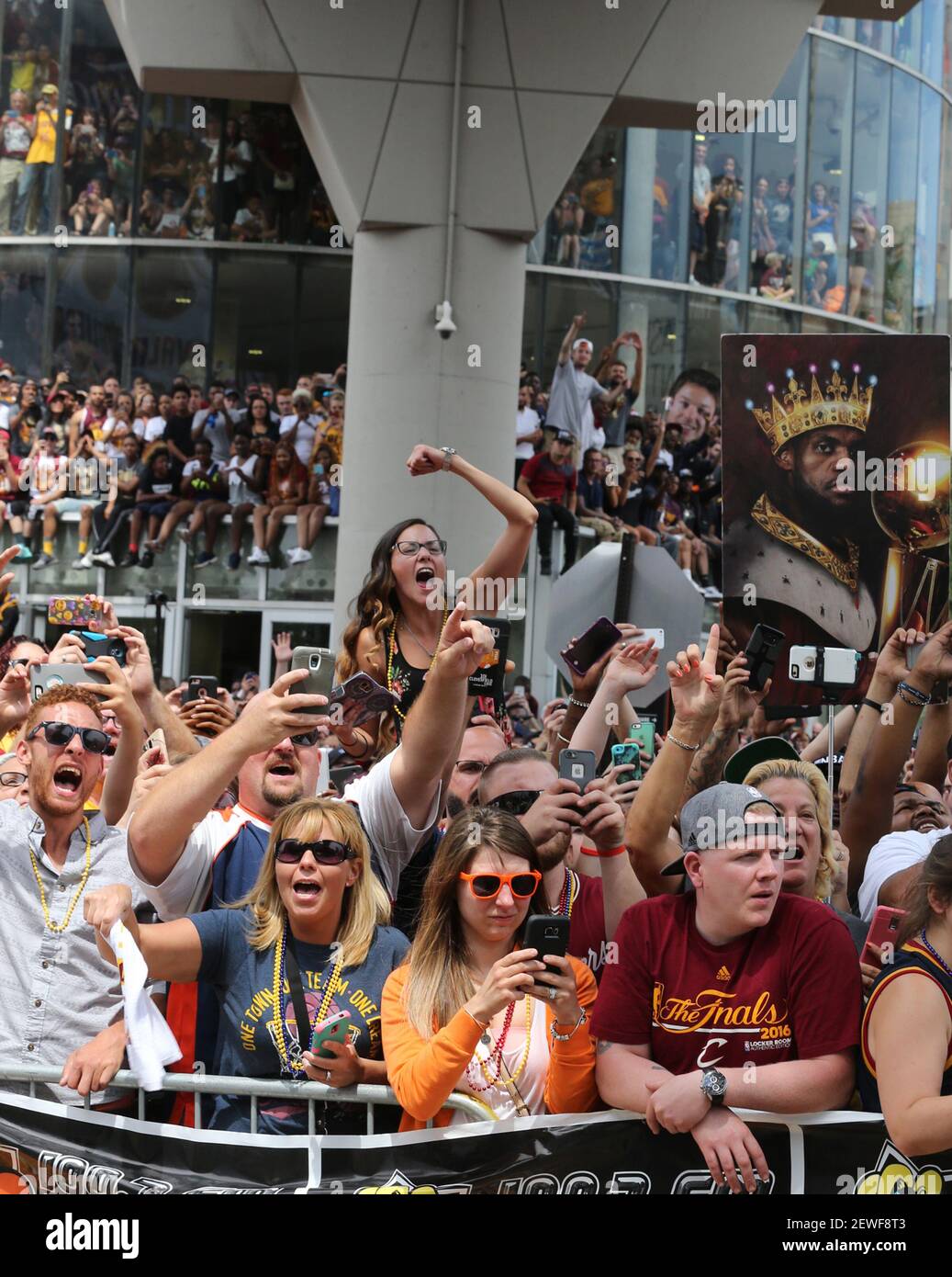 Les fans des Cleveland Cavaliers applaudissent au moment où Kyrie Irving passe le long de la 6e rue à Cleveland, lors de la célébration du championnat NBA de l'équipe, le mercredi 22 juin 2016. Banque D'Images