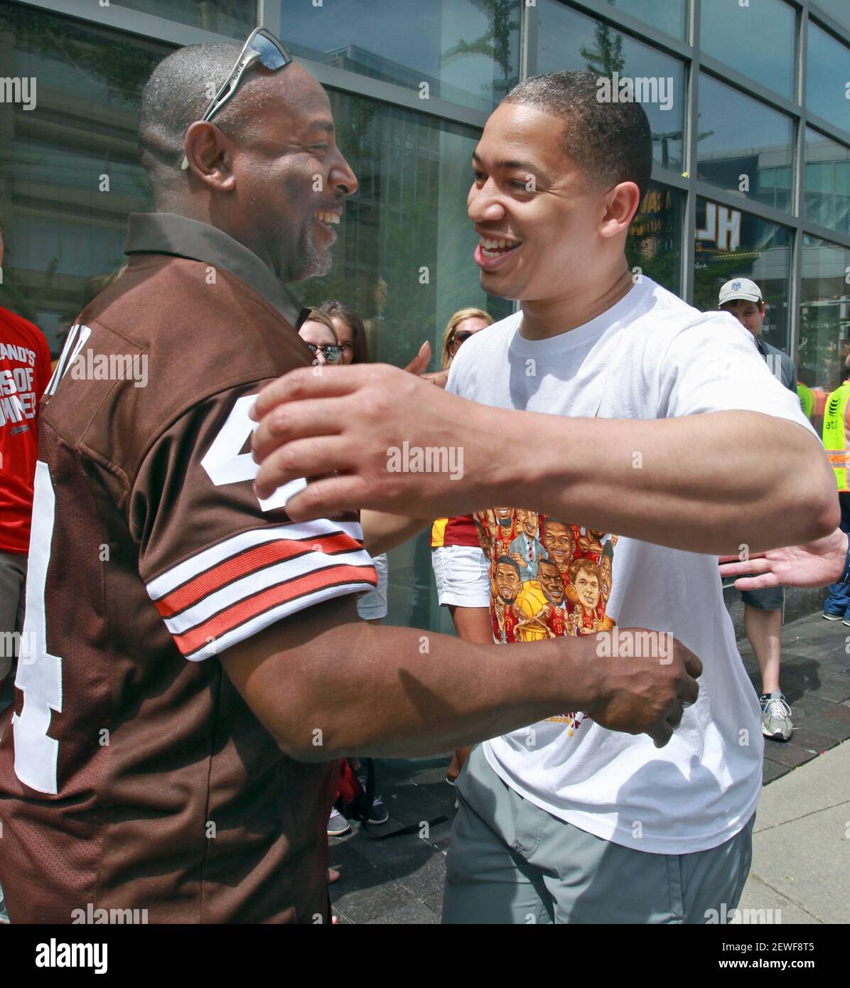 L'ancien Cleveland Browns qui a couru Ernest Byner, à gauche, reçoit un câlin de l'entraîneur-chef de Cleveland Cavaliers Tyronn lue lors de la célébration du championnat NBA de Cavs le mercredi 22 juin 2016, à Cleveland. Banque D'Images