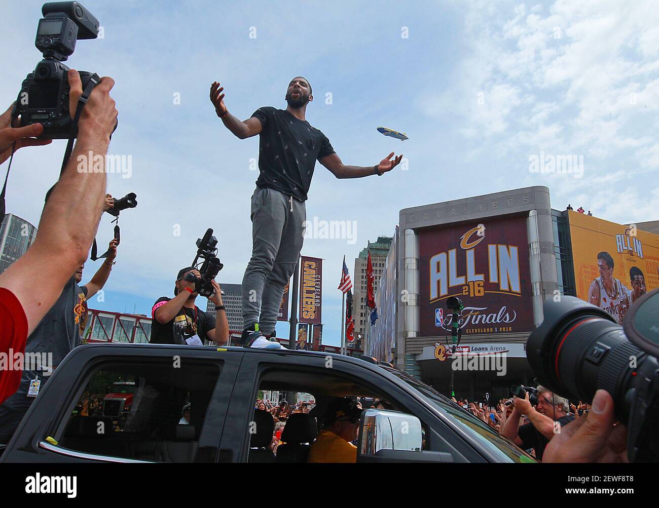 Le Kyrie Irving des cavaliers de Cleveland se dresse au sommet d'un véhicule de parade pour accueillir les fans devant la Quicken Loans Arena de Cleveland, lors de la célébration du championnat NBA de l'équipe, le mercredi 22 juin 2016. Banque D'Images