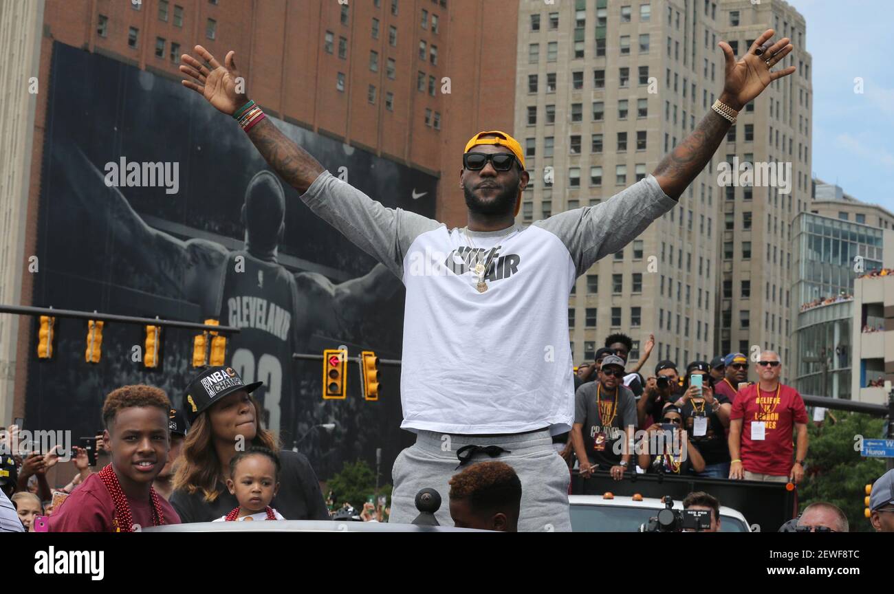 LeBron James des Cleveland Cavaliers le long de Huron Road à Cleveland lors de la célébration du championnat NBA de l'équipe le mercredi 22 juin 2016. Banque D'Images