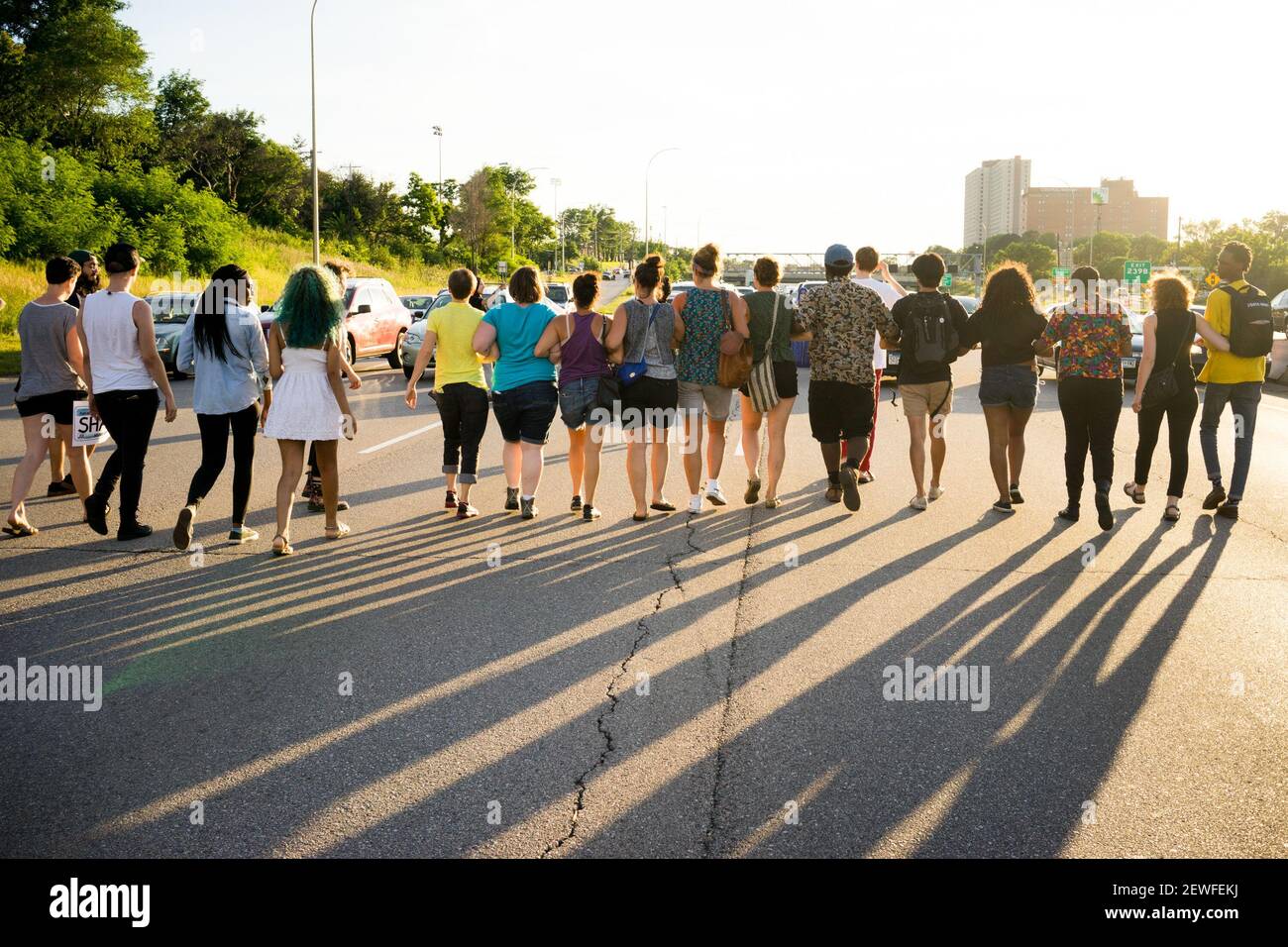 Les manifestants Black Lives Matter relient les armes pour bloquer la circulation sur l'Interstate 94 le 9 juillet 2016 à la suite du meurtre de Philando Castille. (Photo d'Annabelle Marcovici) *** Veuillez utiliser le crédit du champ de crédit *** Veuillez utiliser le crédit du champ de crédit *** Banque D'Images