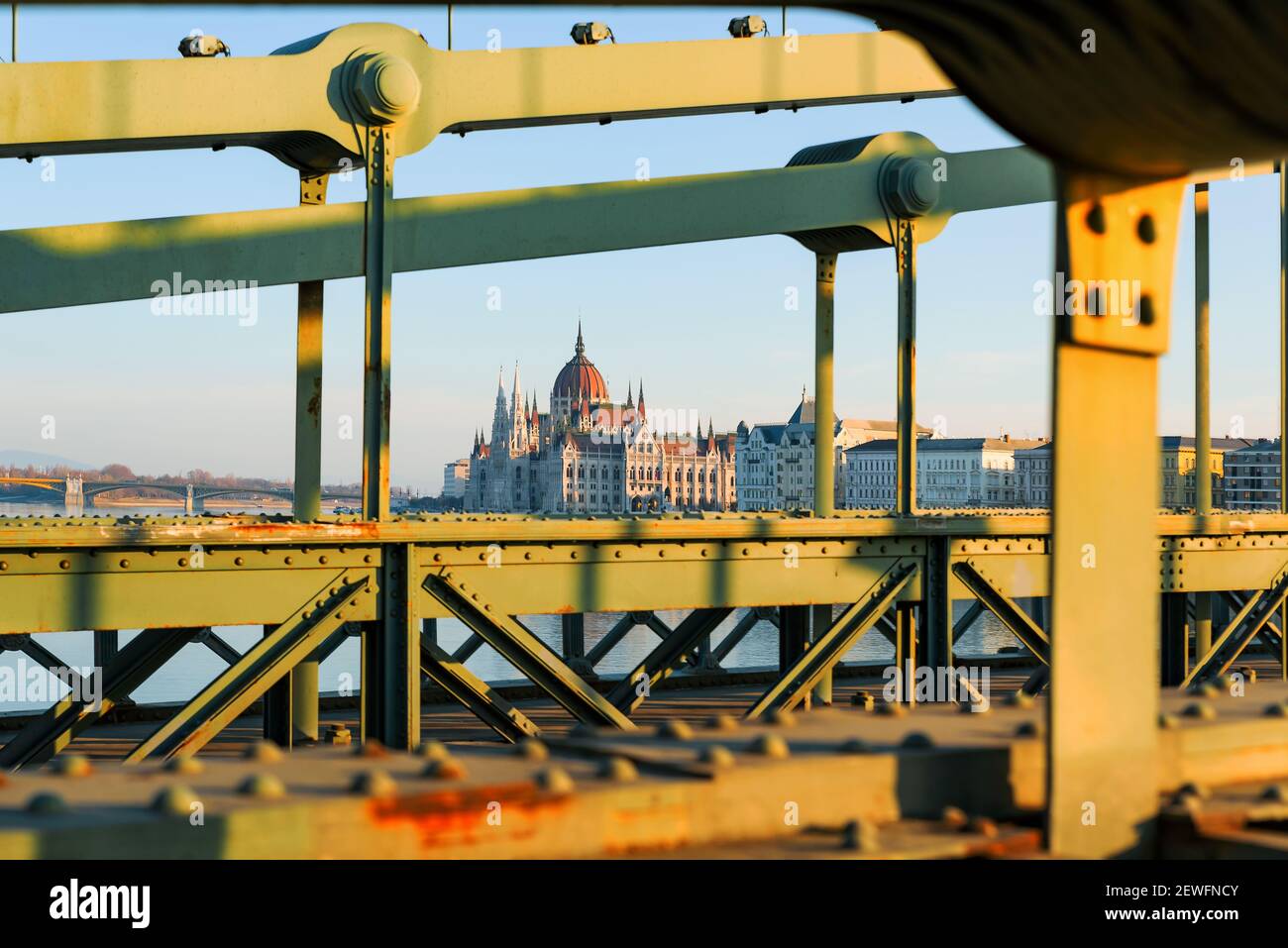 Le pont de la chaîne avant les travaux de rénovation commence. Le plus vieux pont de Hongrie qui célèbre attraction touristique rouillé, mauvais état mais me renouvelant Banque D'Images