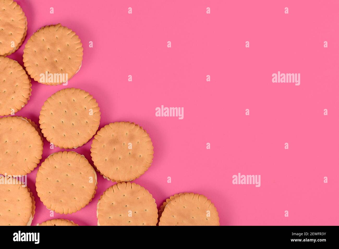 Biscuits sandwich à la crème dans un coin de fond rose avec espace de copie vide Banque D'Images