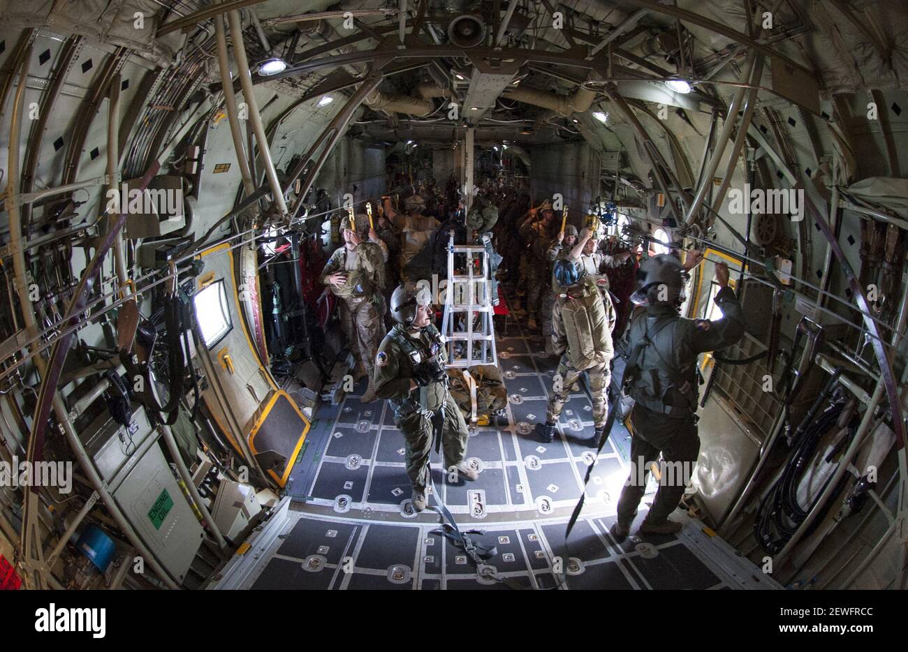 Les parachutistes de l'armée américaine de la 82e Division aéroportée se préparent à sauter d'un Hercules C-130 affecté à la 934e Escadre de transport aérien lors de l'exercice de l'Accord central à Libreville, au Gabon, le 22 juin 2016. L’exercice Central Accord 2016 de l’Armée américaine pour l’Afrique est un exercice militaire annuel, combiné et conjoint, qui réunit des pays partenaires pour pratiquer et démontrer leur compétence dans la conduite d’opérations de maintien de la paix. (É.-U. Photo de la Force aérienne par Tech. Sgt. Brian Kimball) Veuillez noter que les frais facturés par l’agence sont pour les services de l’agence seulement et ne sont pas, ni destinés à, à transmettre à l’utilisateur Banque D'Images