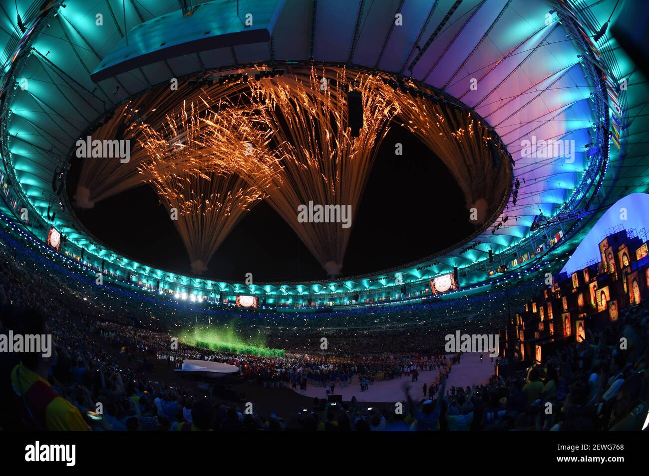 Les feux d'artifice explosent au-dessus du stade Maracana lors de la cérémonie d'ouverture des Jeux Olympiques de Rio 2016 à Rio de Janeiro, au Brésil, le 5 août 2016. (Xinhua/Lui Siu Wai) (photo de Xinhua/Sipa USA) Banque D'Images