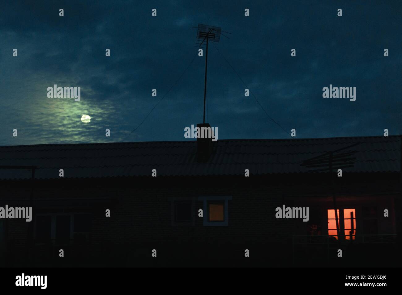 une maison effrayante en pleine lune à minuit. Ambiance Halloween Banque D'Images