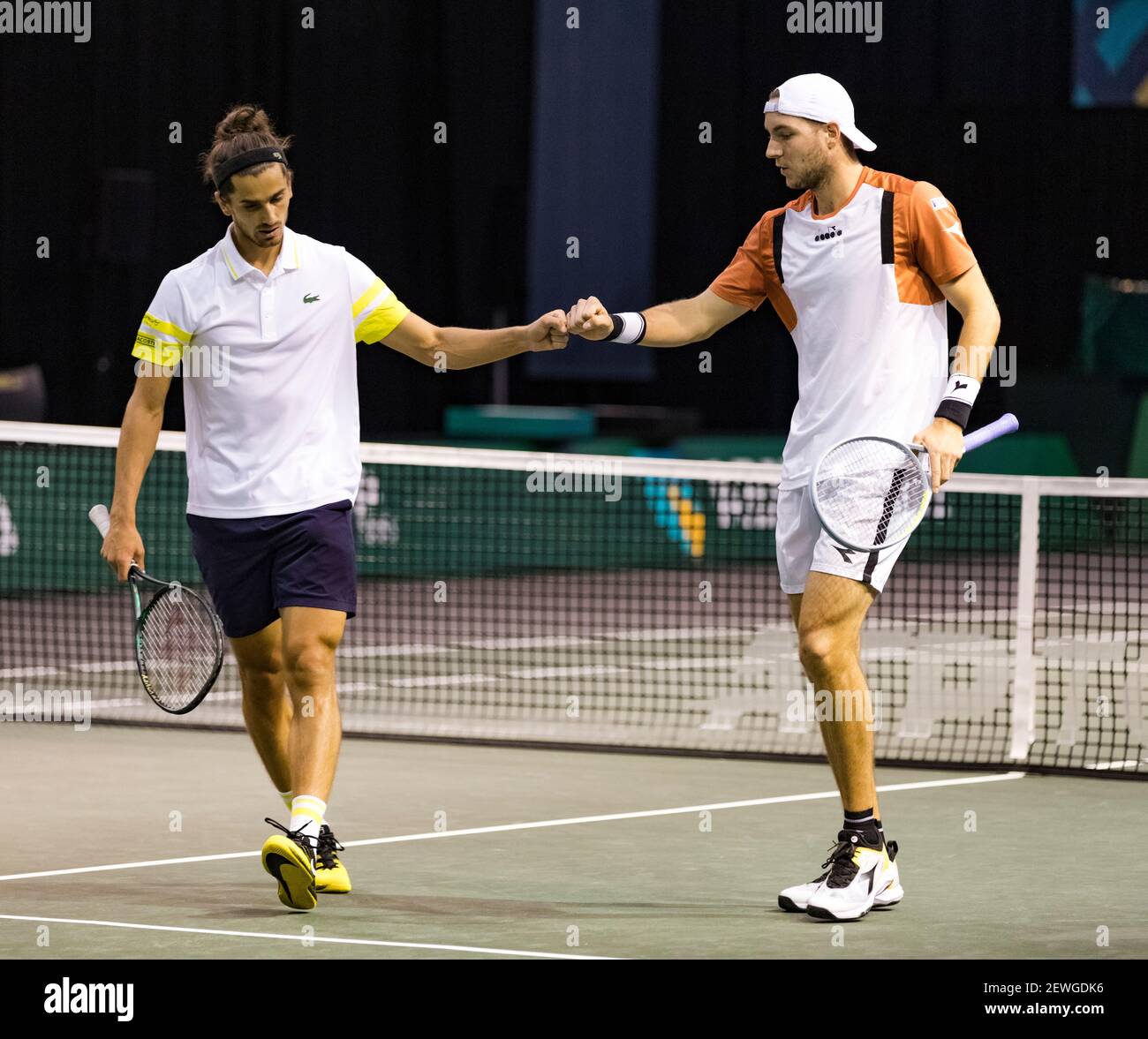 Rotterdam, pays-Bas, 2 mars 2021, Tournoi mondial de tennis ABNAMRO, Ahoy, premier tour doubles: Pierre-Hugues Herbert (FRA) / Jan-Lennard Struff (GER) contre Felix Auger-Aliassime (CAN) / Hubert Hurkacz (POL).photo: www.tennisimages.com/henkkoster Banque D'Images