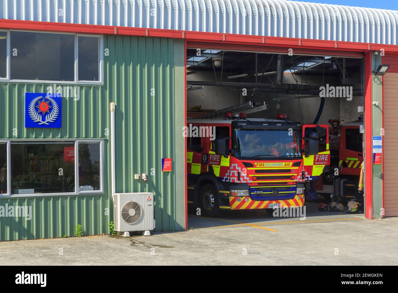 Une caserne de pompiers à Tauranga, en Nouvelle-Zélande, avec un camion de pompiers de Scania stationné dans la porte Banque D'Images