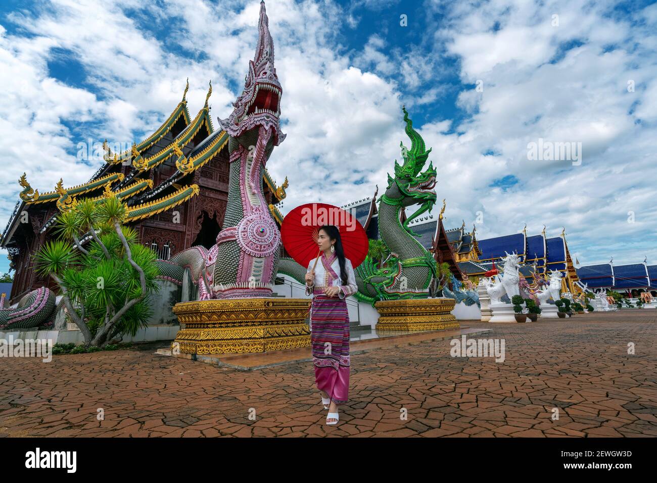 Les femmes asiatiques portant le costume thaïlandais traditionnel selon la culture thaïlandaise au temple de Chiang Mai. Banque D'Images