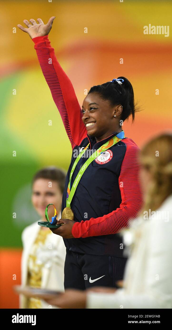 La gymnaste américaine Simone Biles se fait une vague devant la foule après avoir reçu sa médaille d'or dans le tout-autour des femmes aux Jeux olympiques d'été à Rio de Janeiro, au Brésil, le jeudi 11 août 2016. (Photo par Mark Reis/Colorado Springs Gazette/TNS) *** Veuillez utiliser le crédit du champ de crédit *** Banque D'Images