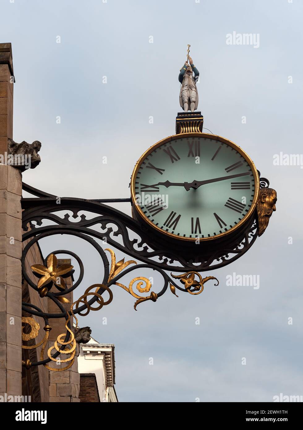 YORK, YORKSHIRE, Royaume-Uni - 14 MARS 2010 : horloge publique ornée sur l'église St Martin-le-Grand de Coney Street Banque D'Images