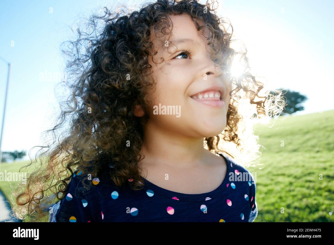 Jeune fille de race mixte 4 ans en plein air, Banque D'Images