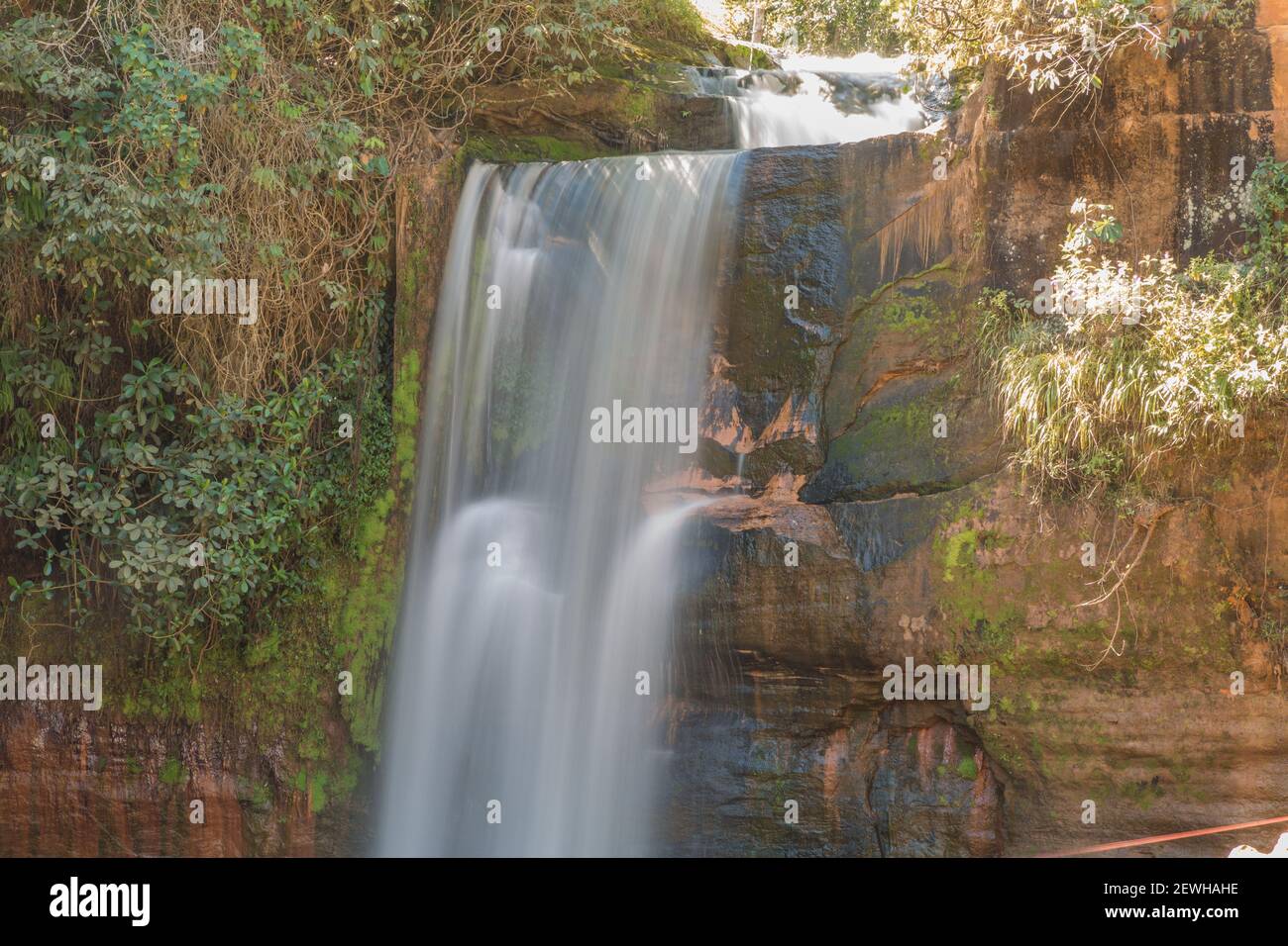 Image d'eau douce de la chute d'eau de Cachoeirinha près de Chapada dos Guimaraes à Mato Grosso, Brésil Banque D'Images