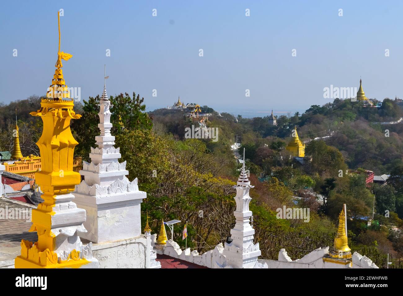 Une vue fascinante de Sagaing Hill avec des temples bouddhistes et Des arbres sous le ciel clair au Myanmar Banque D'Images