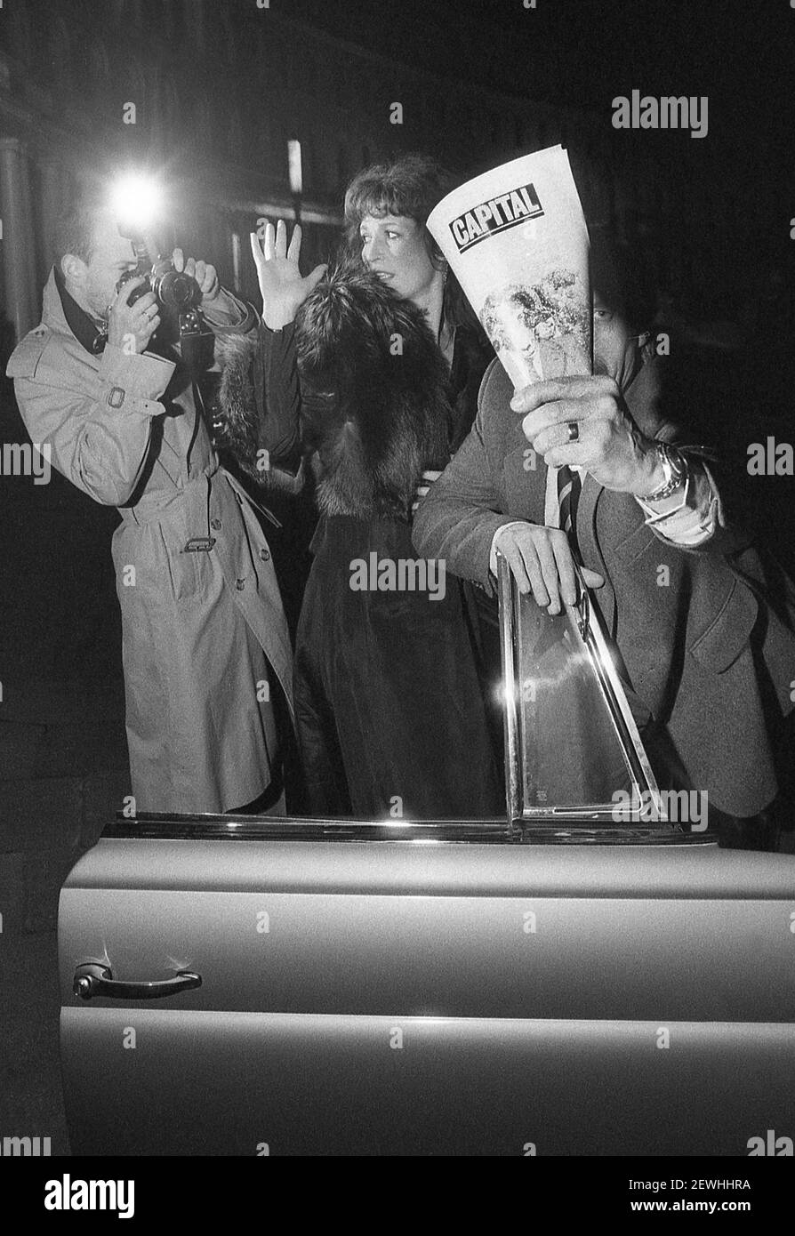 Paparazzi photographe au travail à Londres 1979 Banque D'Images