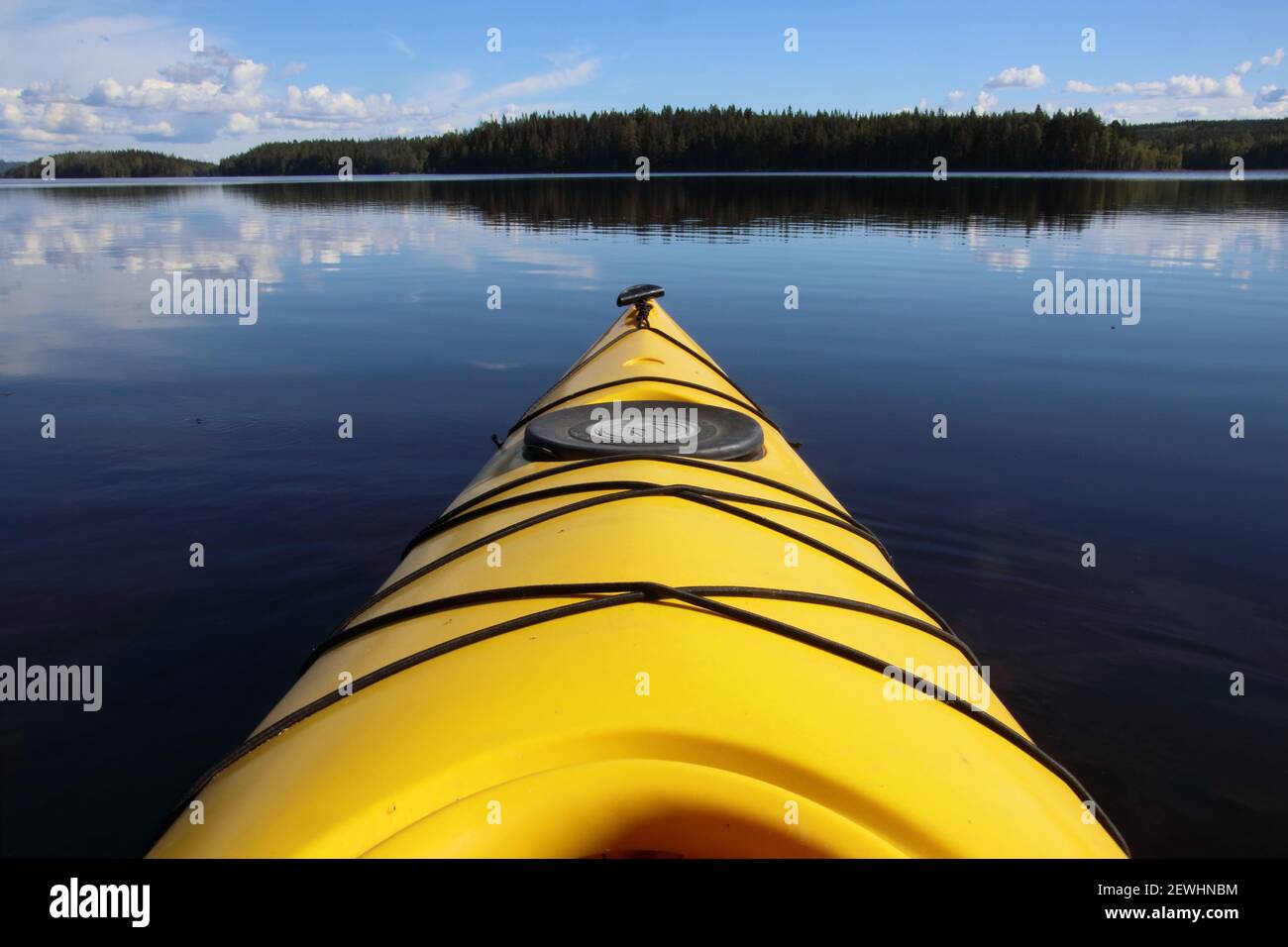 Vue sur la pointe avant d'un kayak jaune sur le lac calme Salbosjön, Suède. Banque D'Images