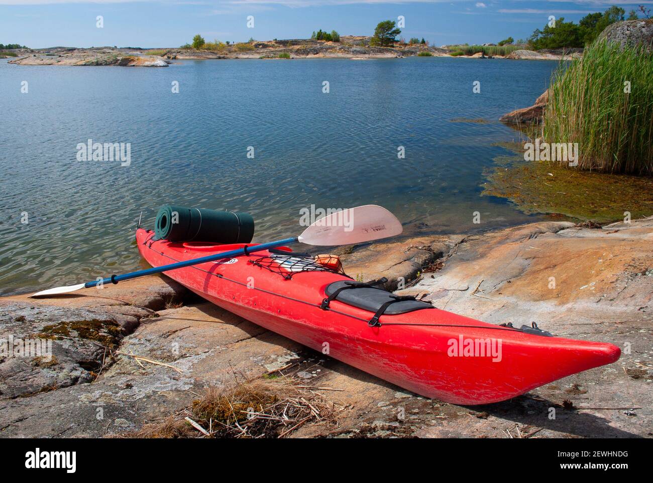 Faites du kayak sur terre dans l'une des milliers d'îles de l'archipel de Sankt Anna, en Suède. Banque D'Images