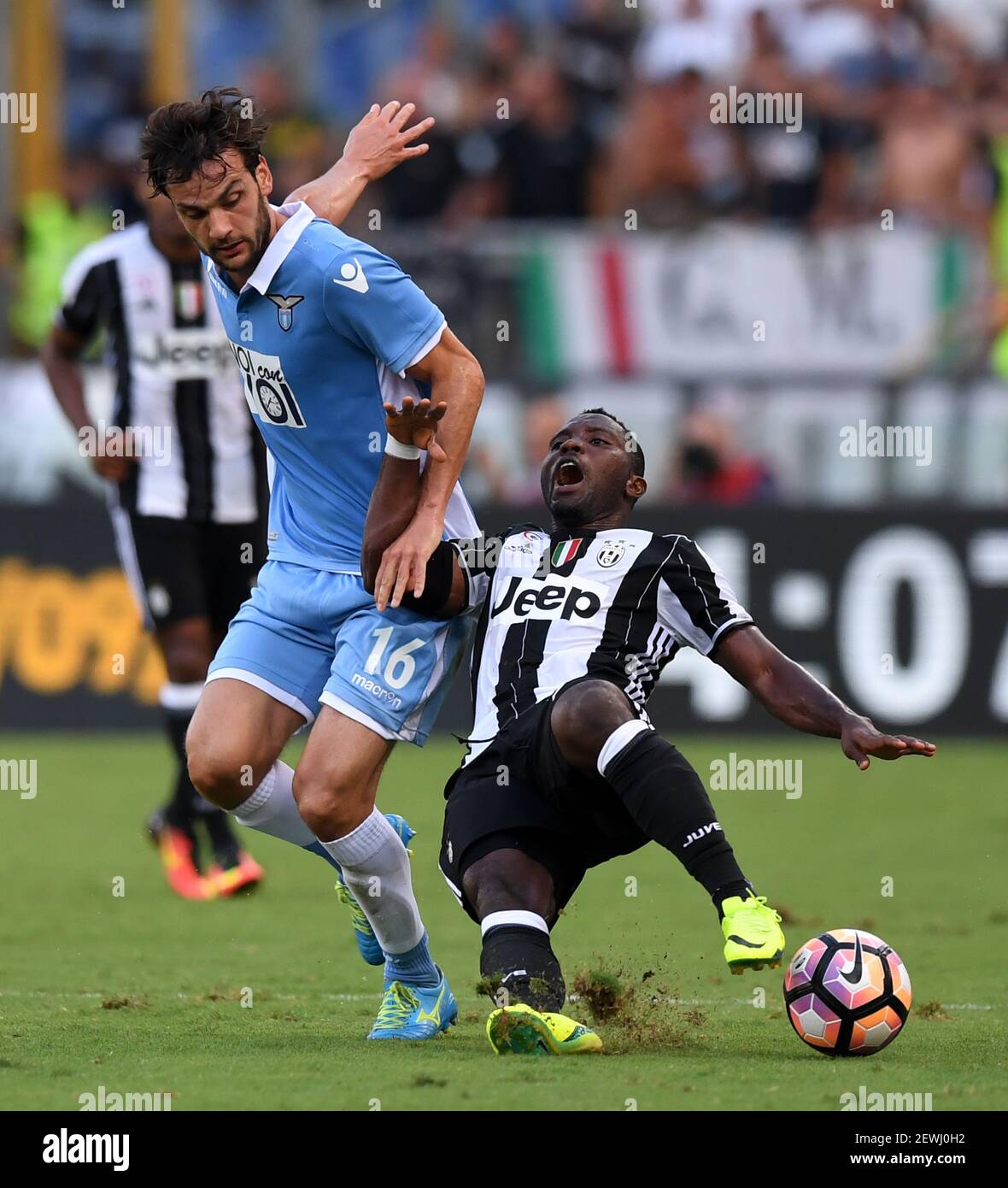 Marco Parolo (L) du Latium rivalise avec Kwadwo Asamoah de Juventus lors de leur match de football italien Serie A à Rome, Italie, le 27 août 2016. Juventus a gagné 1-0. (Xinhua/Alberto Lingria) (photo de Xinhua/Sipa USA) Banque D'Images