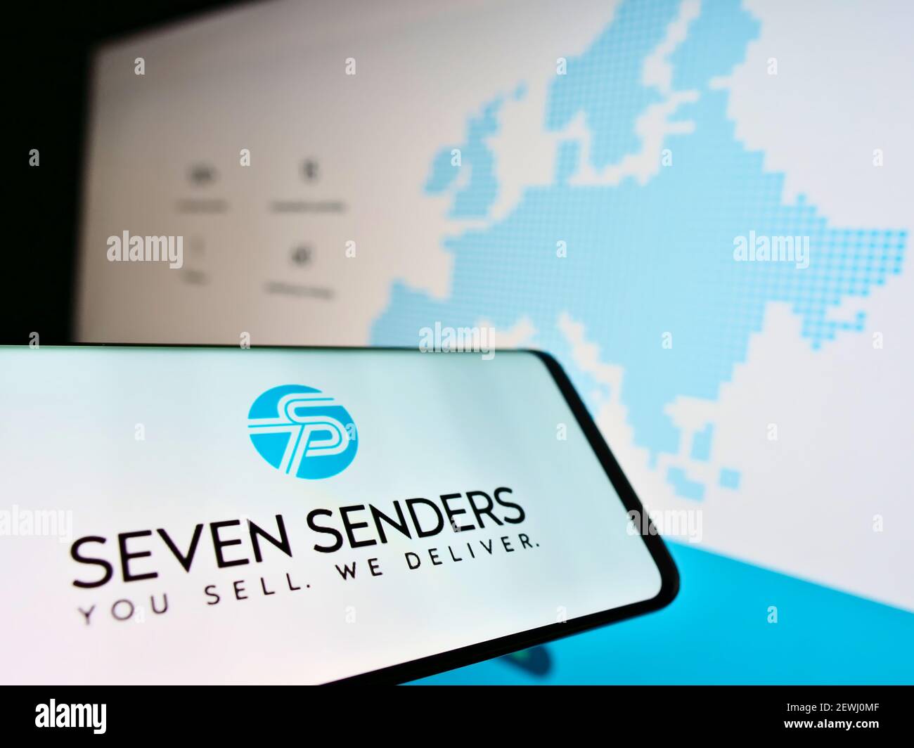Téléphone portable avec logo de la plate-forme de livraison allemande Seven Senders GmbH à l'écran en face de la page web d'affaires. Concentrez-vous sur le centre de l'écran du téléphone. Banque D'Images