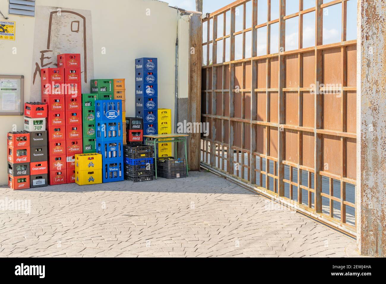 Vilafranca de Bonany, Espagne; février 27 2021: Boîtes en plastique de boissons en verre à l'extérieur d'un bar. Eau, boissons non alcoolisées et bière portant les noms de marque estampillés o Banque D'Images