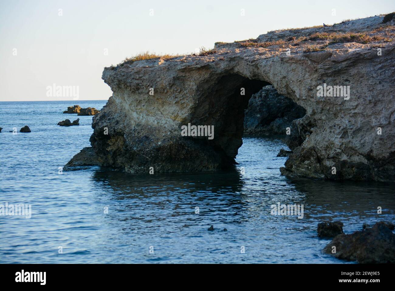 Sicile - bout des fourmis : vue sur quelques grottes et promontoires sculptés par la mer et le vent. Banque D'Images